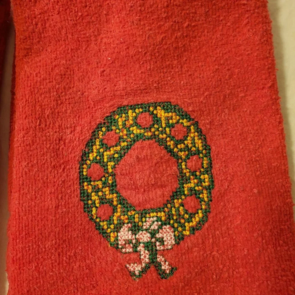 Four Vintage Red Christmas Finger Towels Embroidered Wreath‎ Noel
